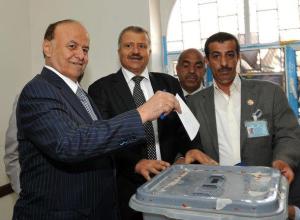 الرئيس هادي اثناء اقتراعه في الانتخابات الرئاسية التوافقية